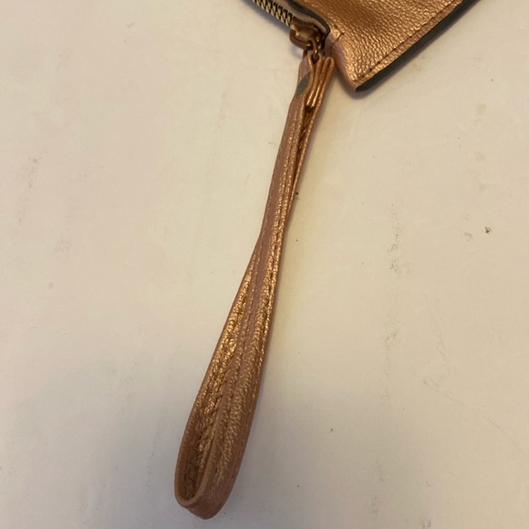 GUC. XOXO bronze, metallic wallet/wristlet. - Picture 3 of 12